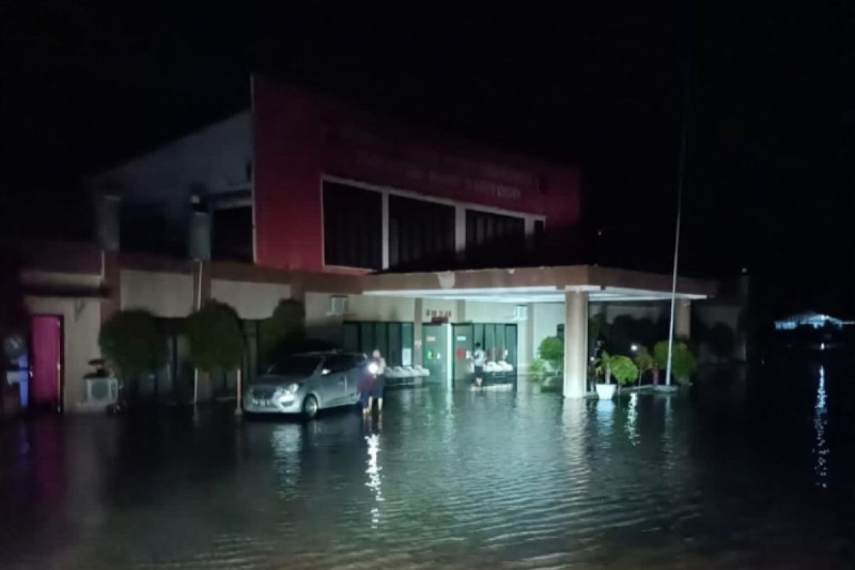 Banjir rob rendam pemukiman dan rumah sakit di Mamuju