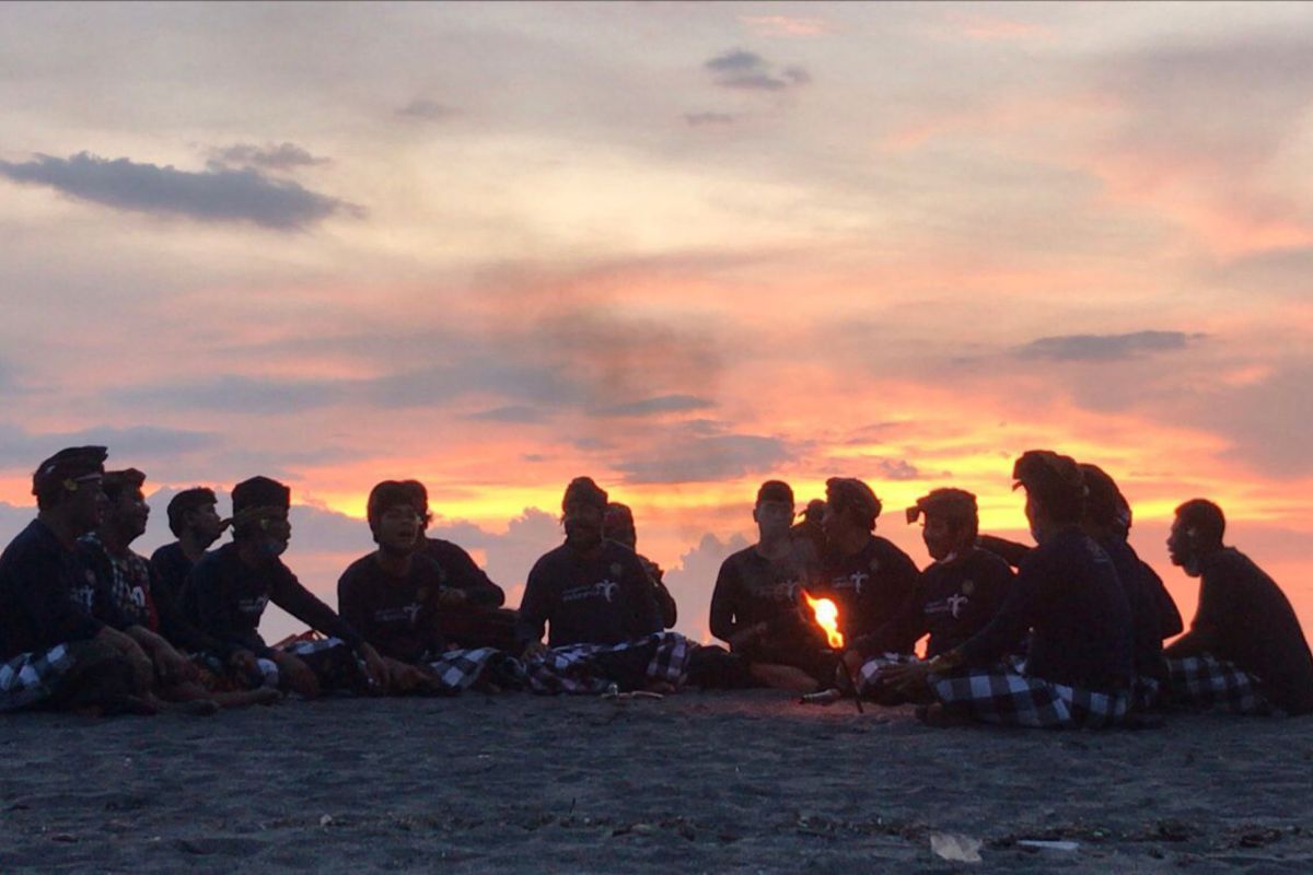 Tarian kecak hibur wisatawan di Pantai Senggigi