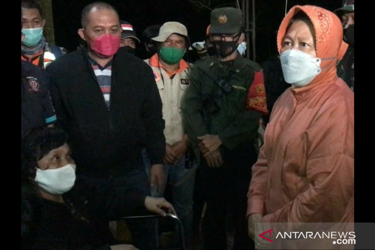 Risma temui pengungsi disabilitas korban banjir Kabupaten Malang