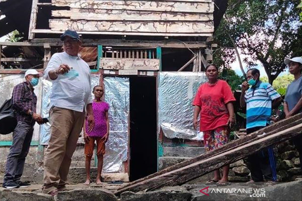 Bupati Malra bantu pembangunan rumah warga tak layak huni, entaskan kemiskinan ekstrem