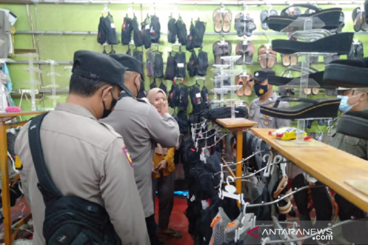 Polisi di Karawang ingatkan pedagang  agar terapkan prokes di pasar tradisional