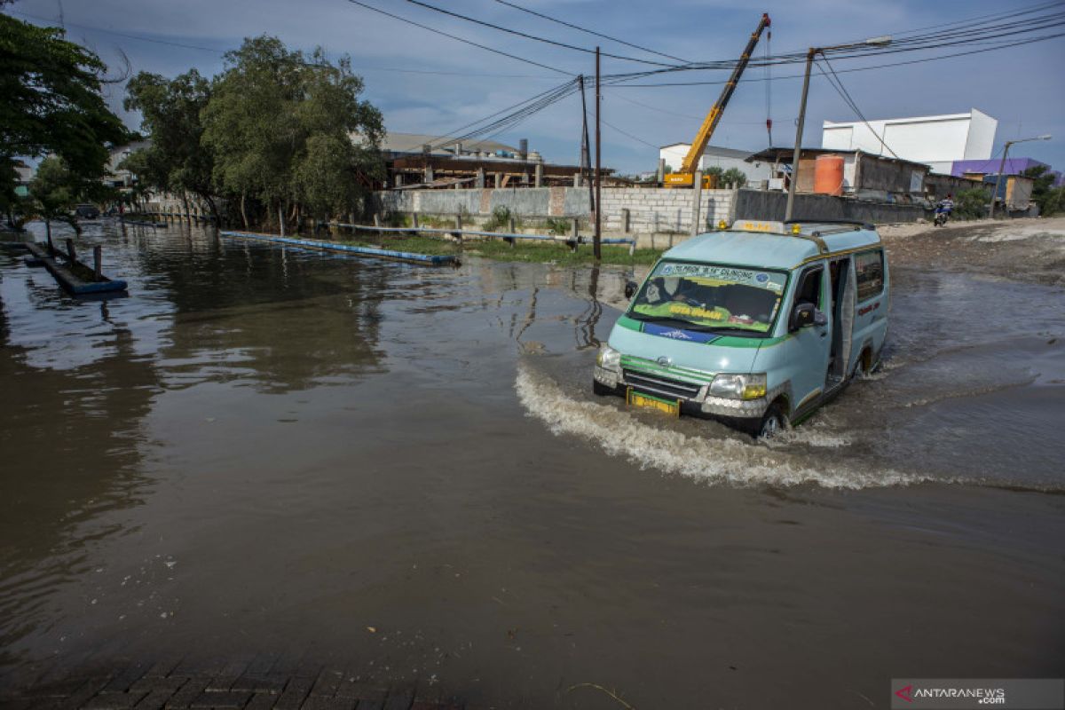 DKI siagakan personel untuk antisipasi banjir akibat hujan pada Jumat