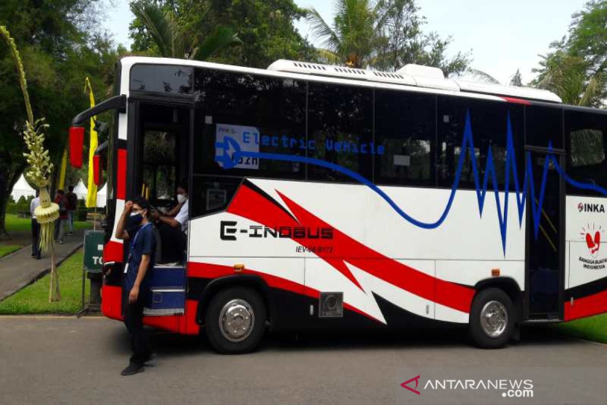 Bus listrik produksi PT INKA dipamerkan di Borobudur