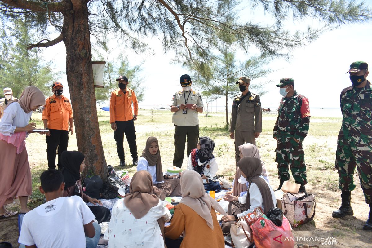 11 orang kedapatan tidak menggunakan masker di area wisata Pantai Batakan