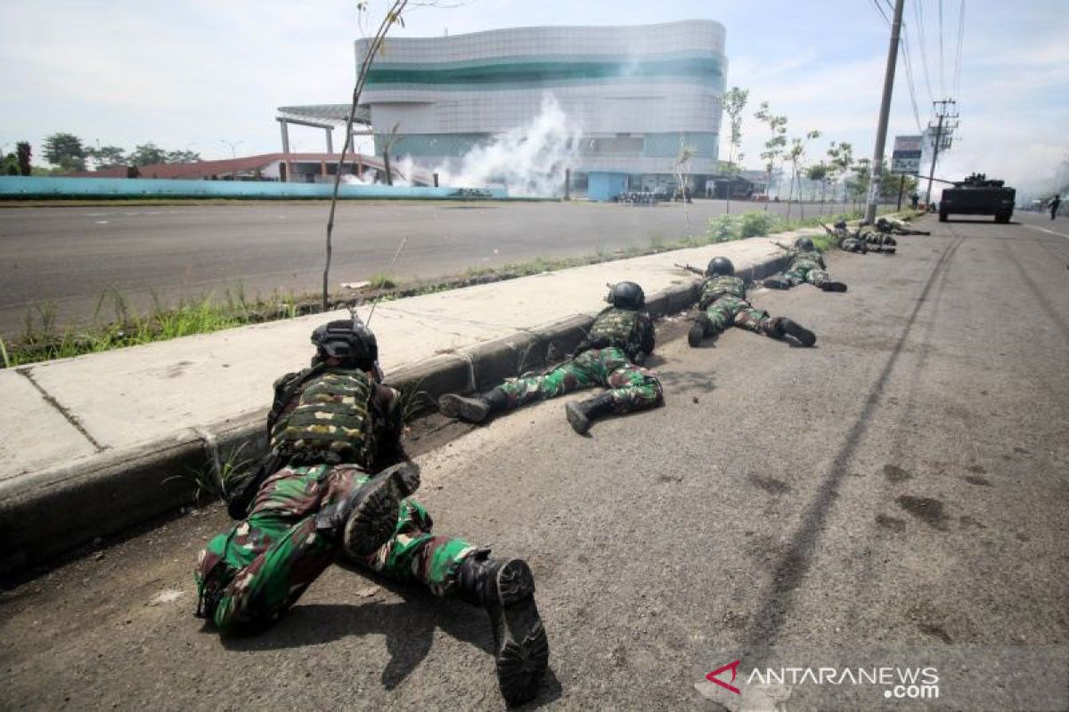 Wakasal tinjau latihan operasi perang kota Marinir