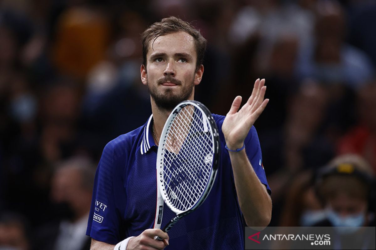 Medvedev tekuk Zverev, kembali bertemu Djokovic di final Paris Masters