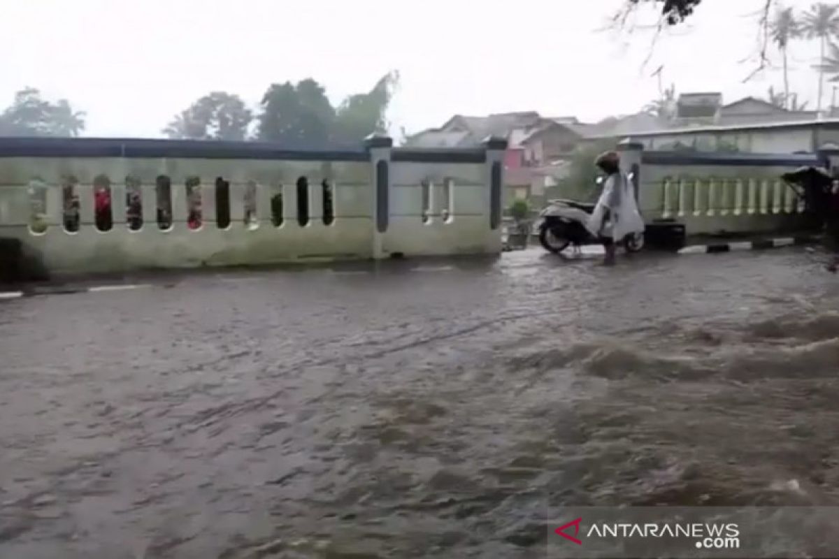 Banjir dan longsor landa belasan titik di Kota Sukabumi