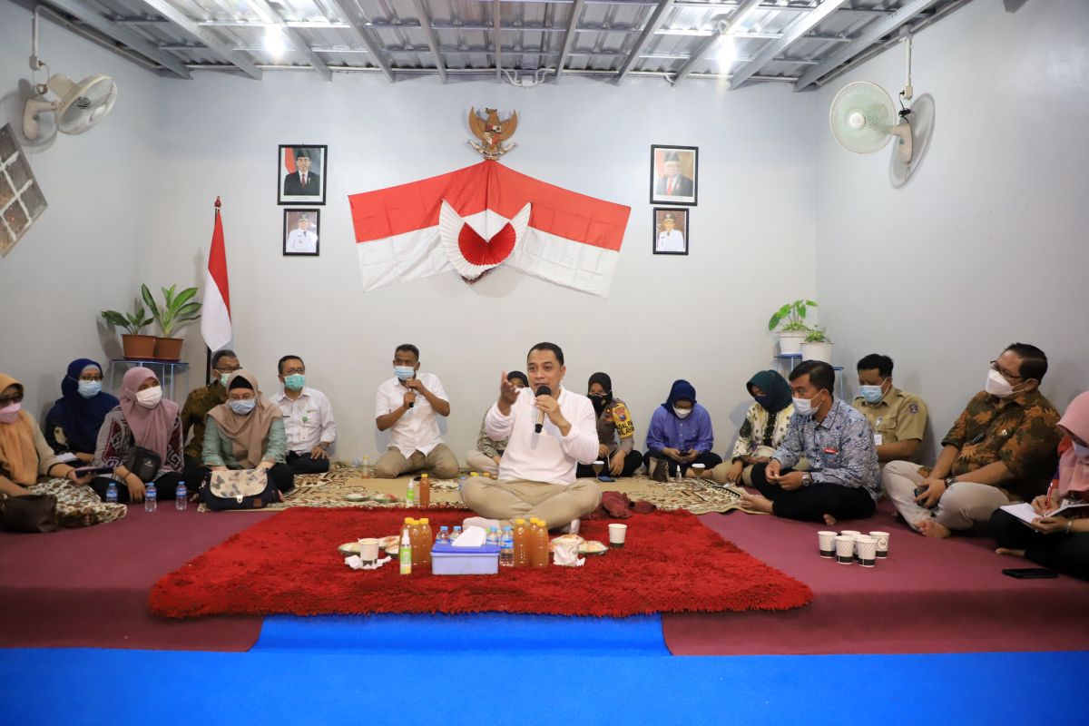 Cangkrukan di Balai RW, Wali Kota Surabaya serap aspirasi dan beri solusi