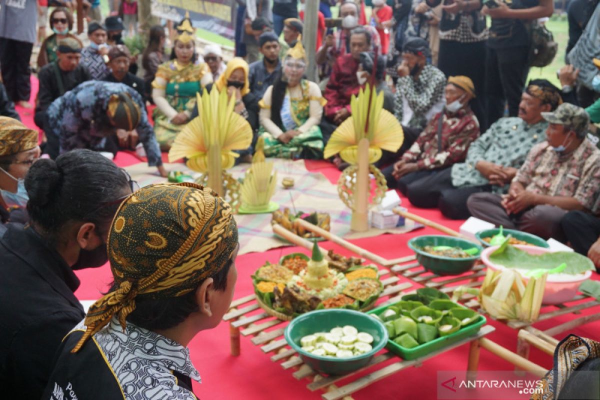 Komunitas Lintas Agama Tulungagung gelar sedekah bumi di Sungai Ngrowo