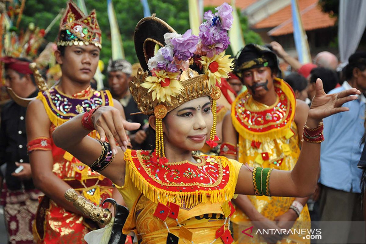 Pertahankan eksistensi seniman tari Senggigi lewat festival