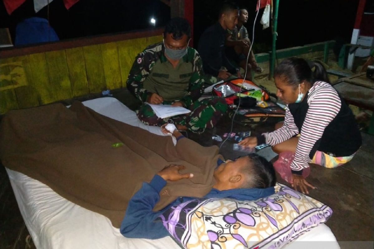 Satgas TNI Yonif 403 beri layanan kesehatan di rumah warga perbatasan RI-PNG