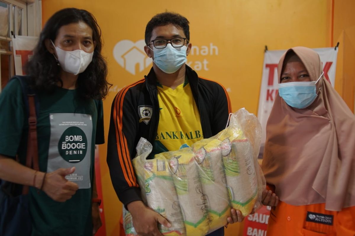 Siwo Kalbar dan FC Journalist sumbang 65 karung beras untuk korban banjir