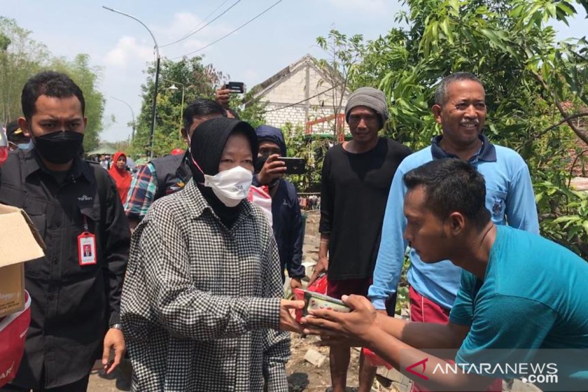 Mensos Risma berikan bantuan kepada korban banjir di Gresik