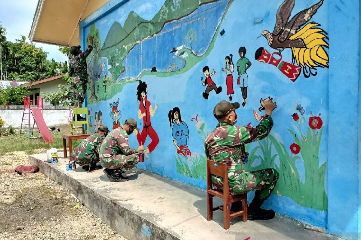 Satgas TNI Yonif 131 renovasi bangunan sekolah TK di perbatasan RI-PNG