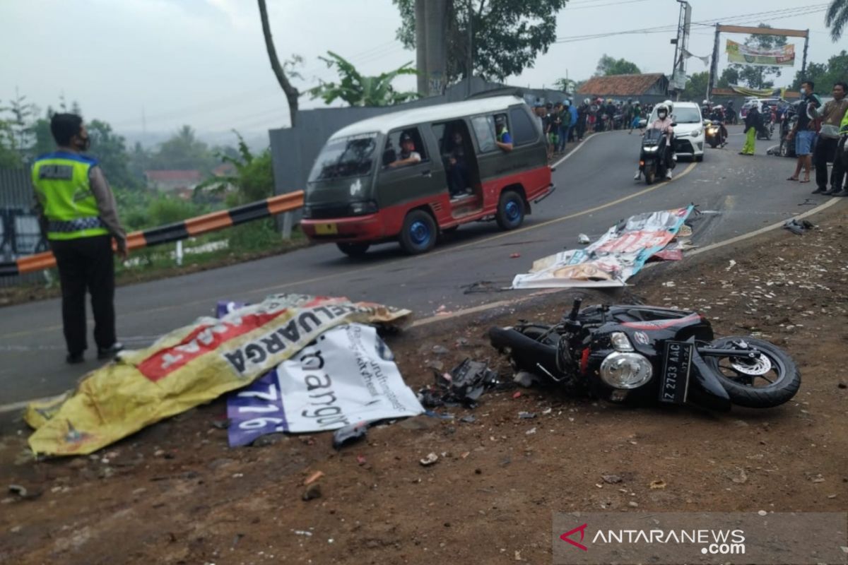 Truk seruduk mobil dan sepeda motor, empat tewas