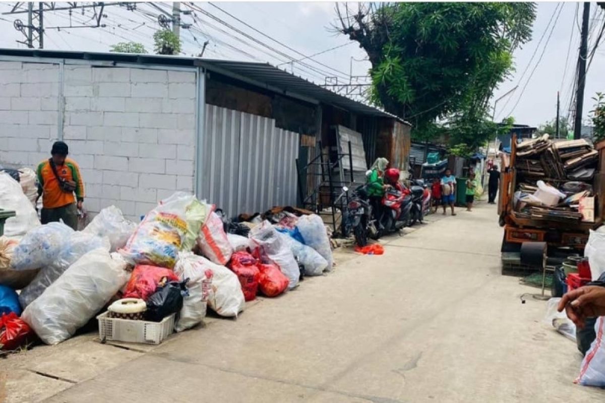 Bank Sampah Nasi Rames RW 01 Rawa Bunga kumpulkan 336 kg sampah