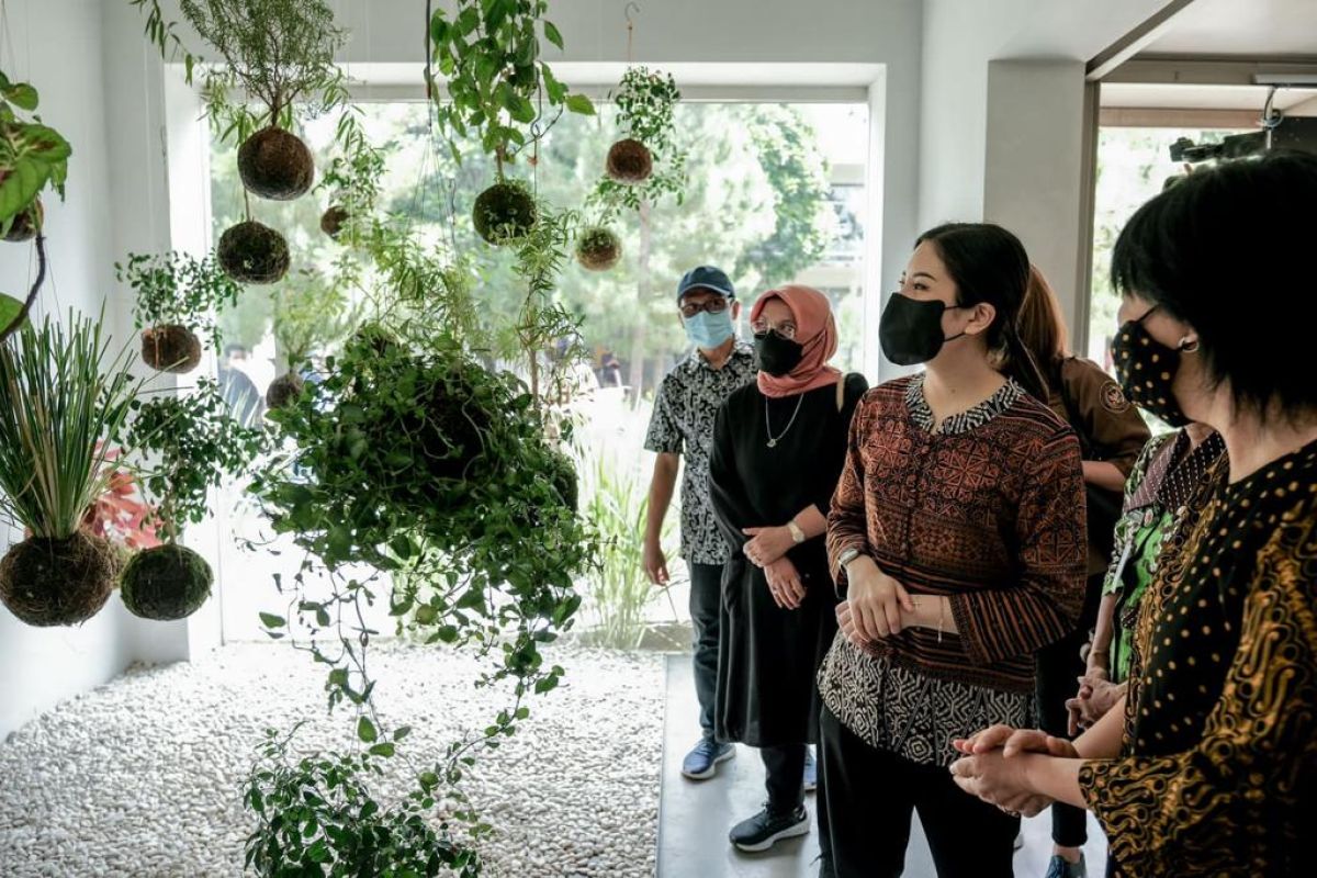 Deputy Minister Tanoesoedibjo admires Rumah Atsiri concept in C Java