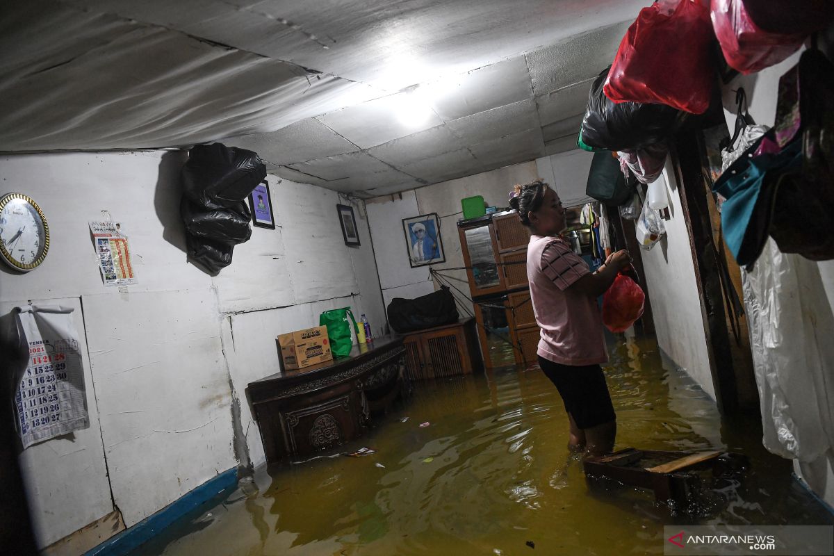 DKI kemarin, banjir di sejumlah wilayah Jakarta akibat hujan deras hingga kebakaran