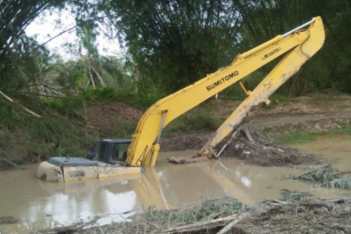 Escavator BWS terbenam di Sei Sibarau Kecamatan Tebing Tinggi