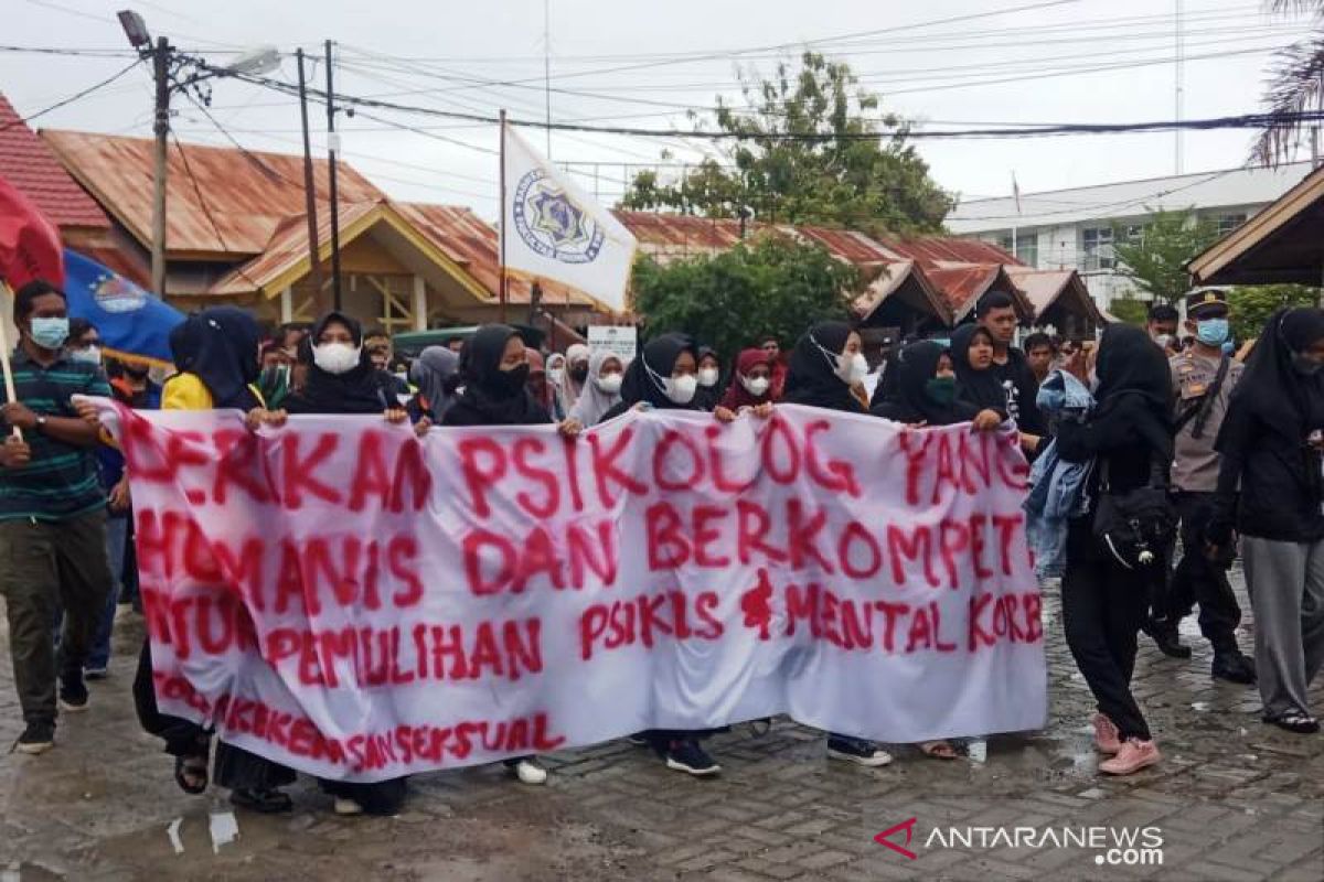 Mahasiswa demo tuntut penyelesaian kasus kekerasan terhadap anak di Aceh Barat
