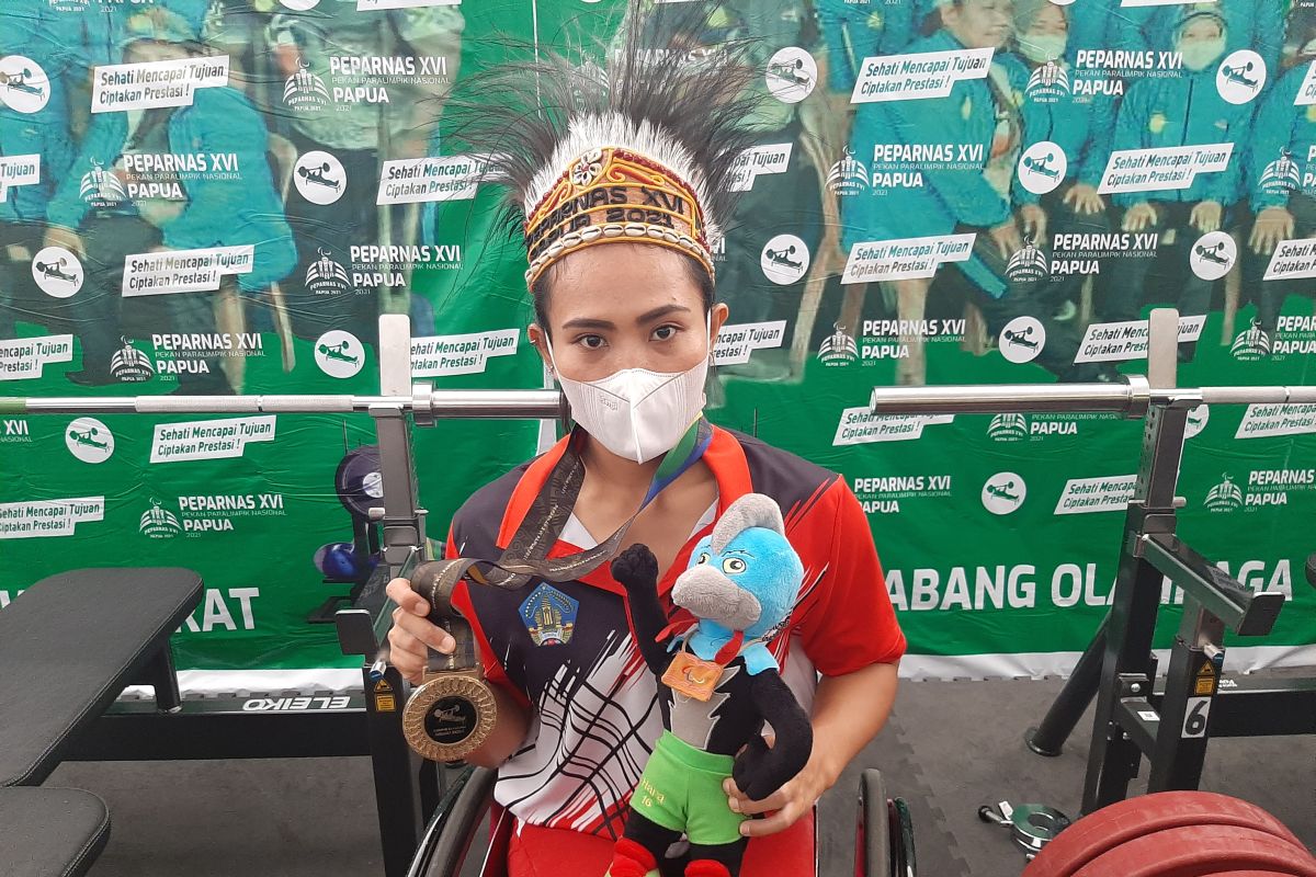 Ni Nengah Widiasih torehkan rekor nasional angkat berat di Peparnas