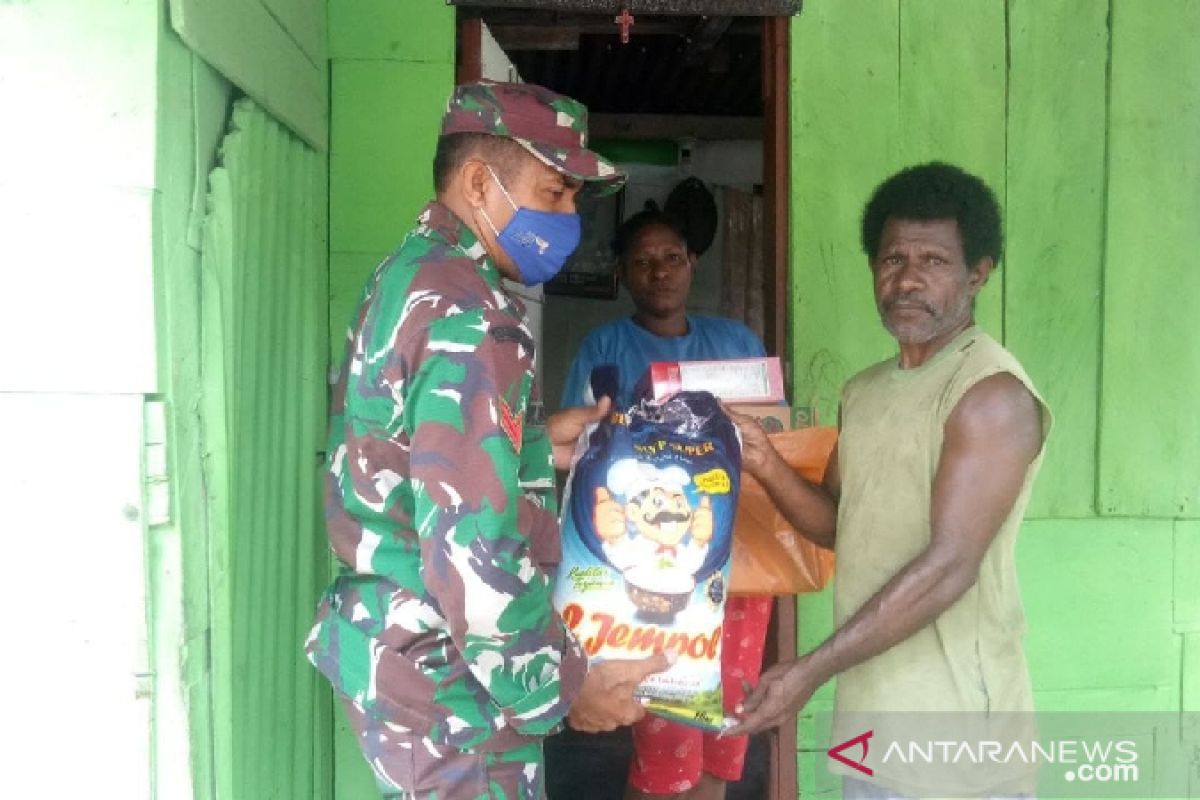 TNI salurkan bantuan sembako warga Mimika Baru Papua