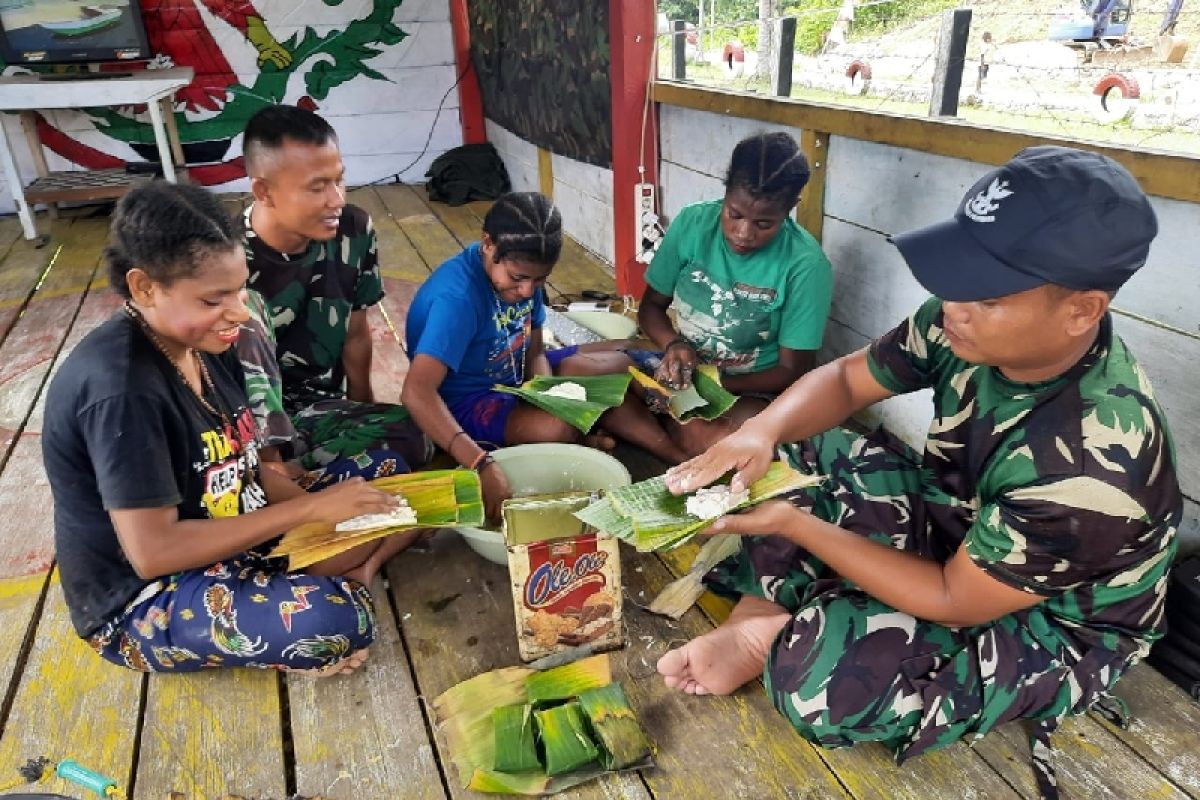 Satgas TNI Yonif 403 ajarkan warga perbatasan buat kuliner olahan jagung