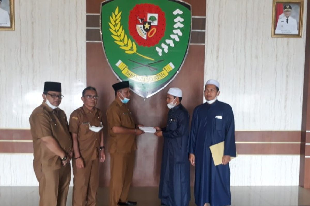 Hafiz Quran 30 Juz peserta Sumut ke MTQ V Nasional Kendari asal Tapsel dapat tali asih dari Bupati Tapsel