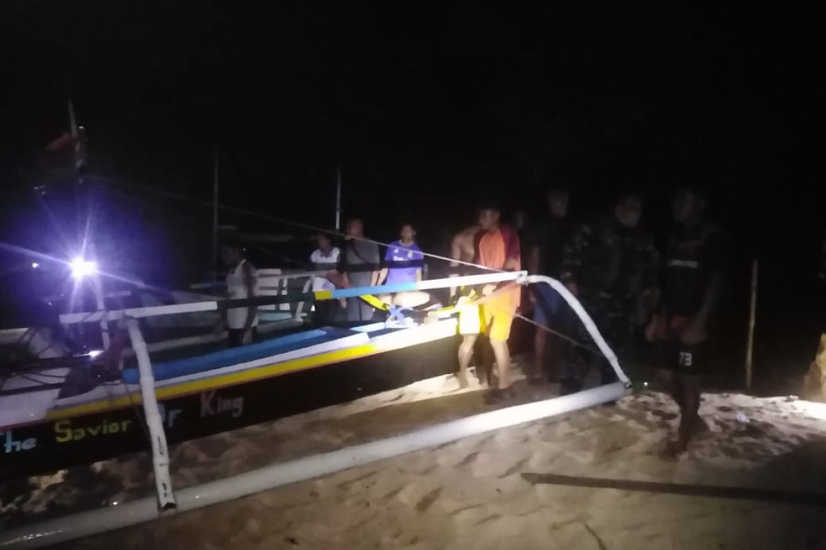 TNI AL evakuasi sembilan penumpang perahu yang alami cuaca buruk