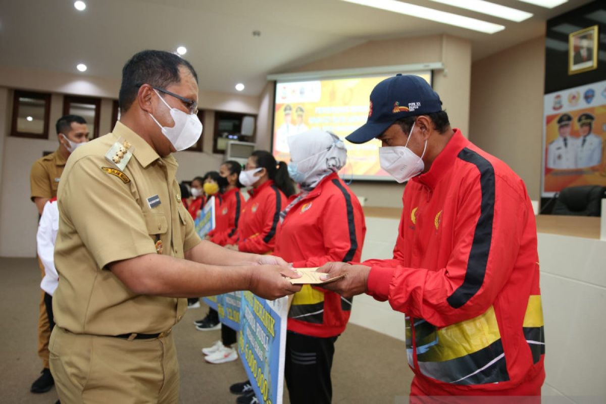 Pemkot Makassar serahkan bonus bagi peraih medali di PON XX Papua