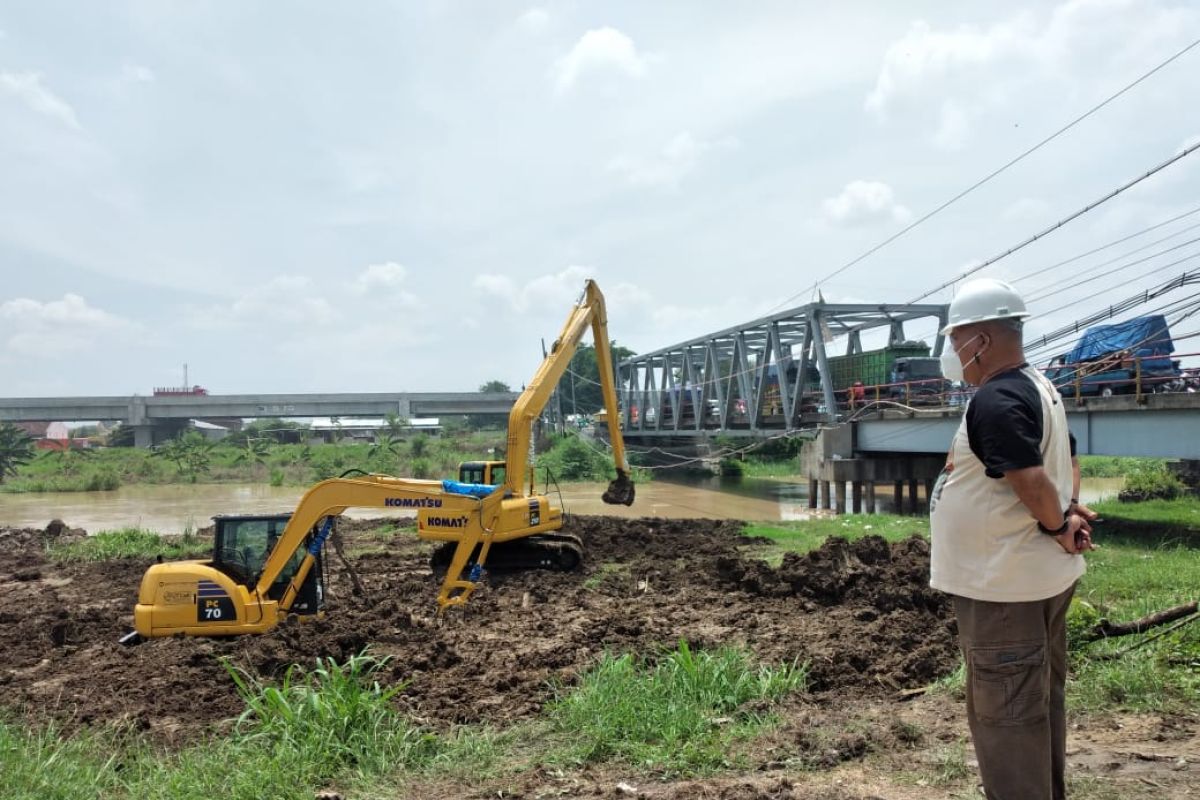 Pemkab Gresik kerahkan 17 alat berat keruk Kali Lamong