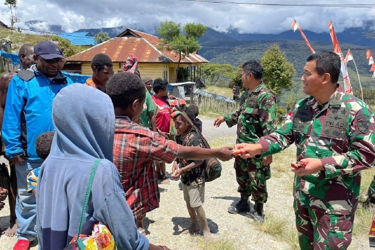 Kontak tembak dengan KKB, dua prajurit Yonif 501 terluka dievakuasi ke Timika