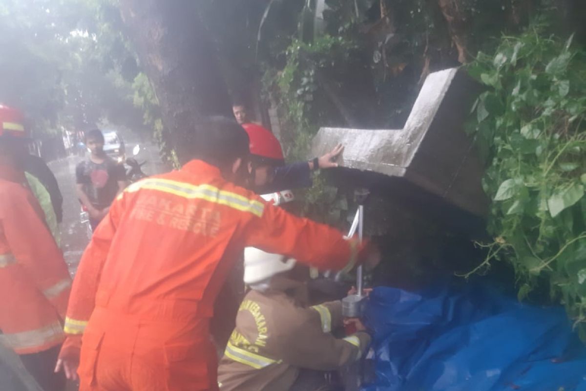 Seorang Pedagang di Pejaten Barat tewas tertimpa pagar turap longsor