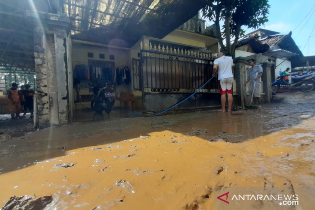 Petugas dan posko pengungsian disiagakan di Pejaten Timur