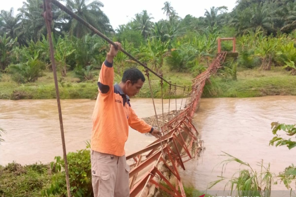 Jembatan di Bengkulu Tengah putus akibat hujan deras