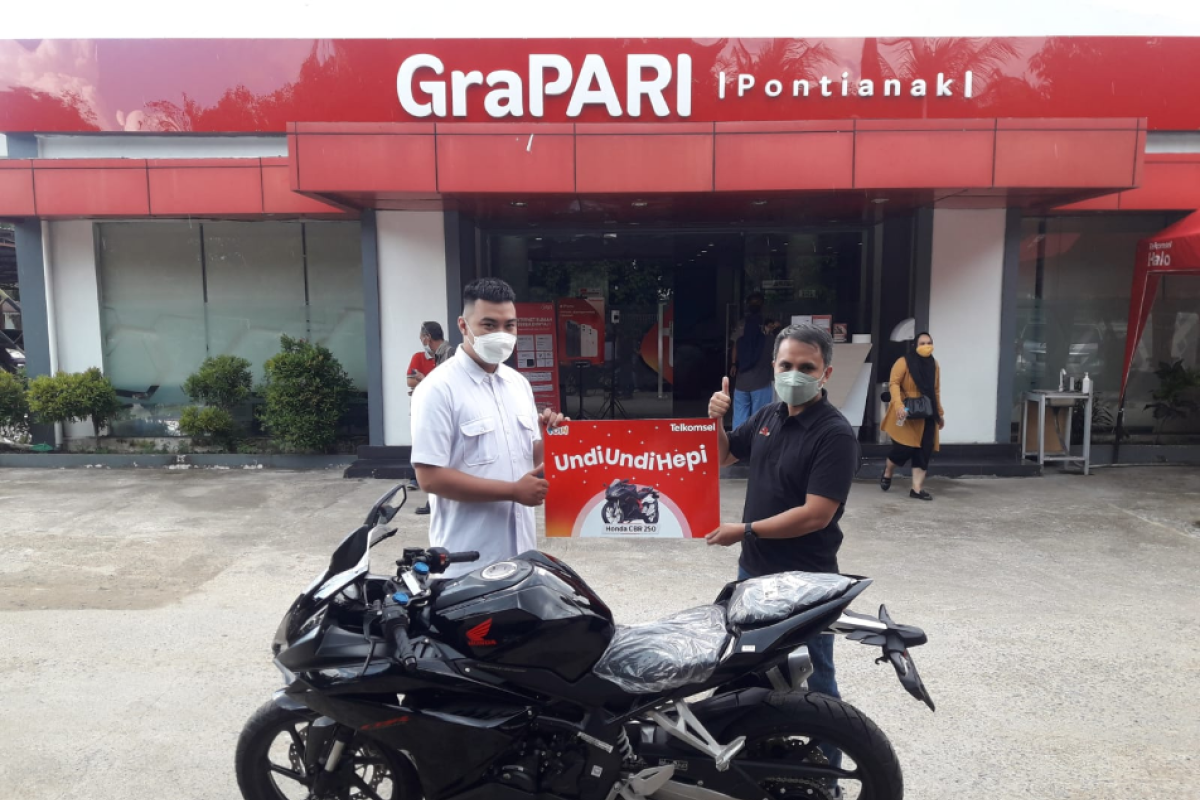 Pelanggan di Pontianak Raih Motor Honda CBR dari tukar Poin Telkomsel