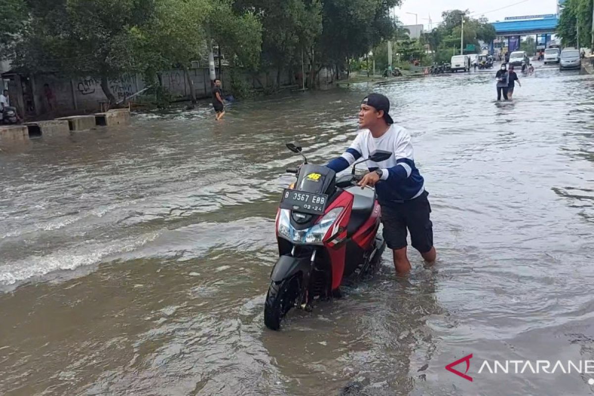 Genangan air di Pelabuhan Muara Baru belum surut