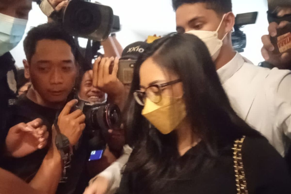 Selebgram Rachel Vennya bungkam usai diperiksa sebagai tersangka