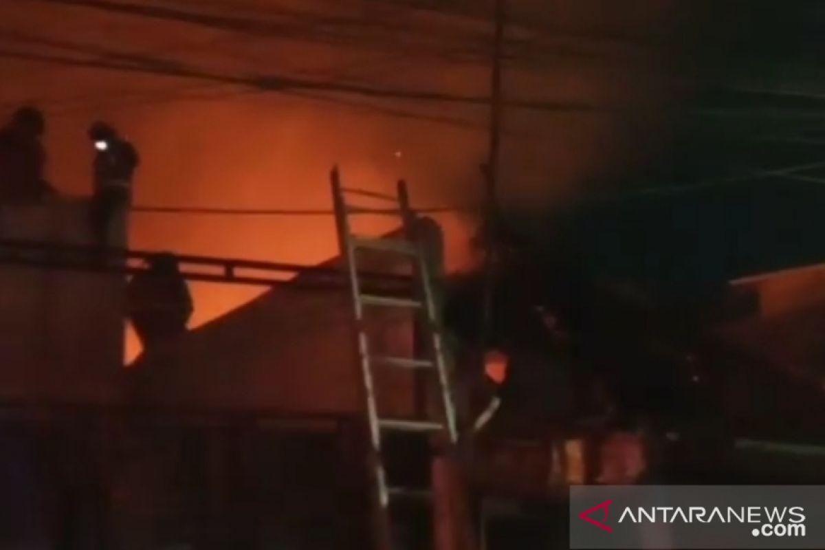Sebuah rumah dan restoran hangus terbakar di Rawamangun