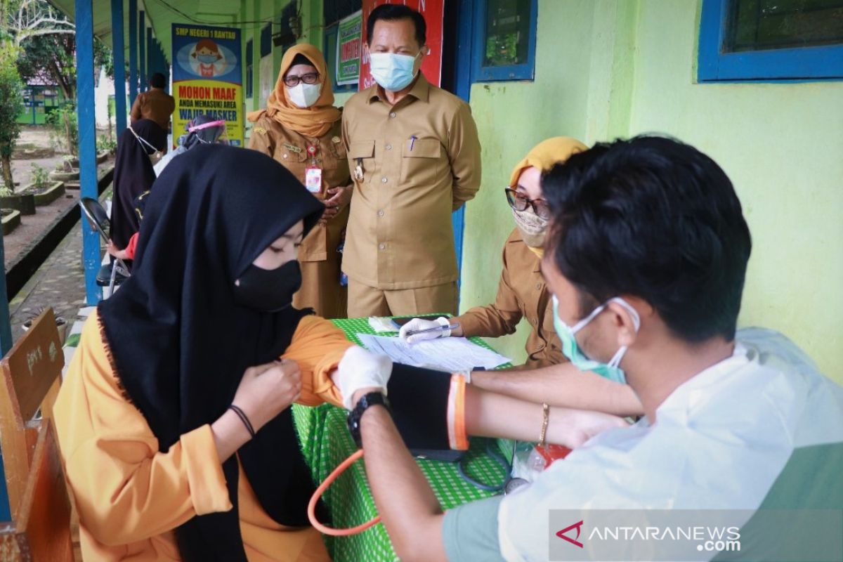 Bupati Tapin minta orang tua siswa bantu program vaksinasi