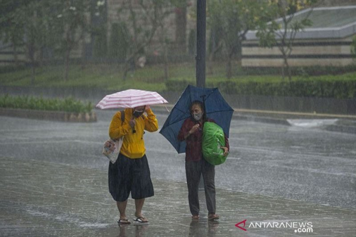 Sejumlah wilayah Indonesia diprakirakan hujan disertai petir Selasa