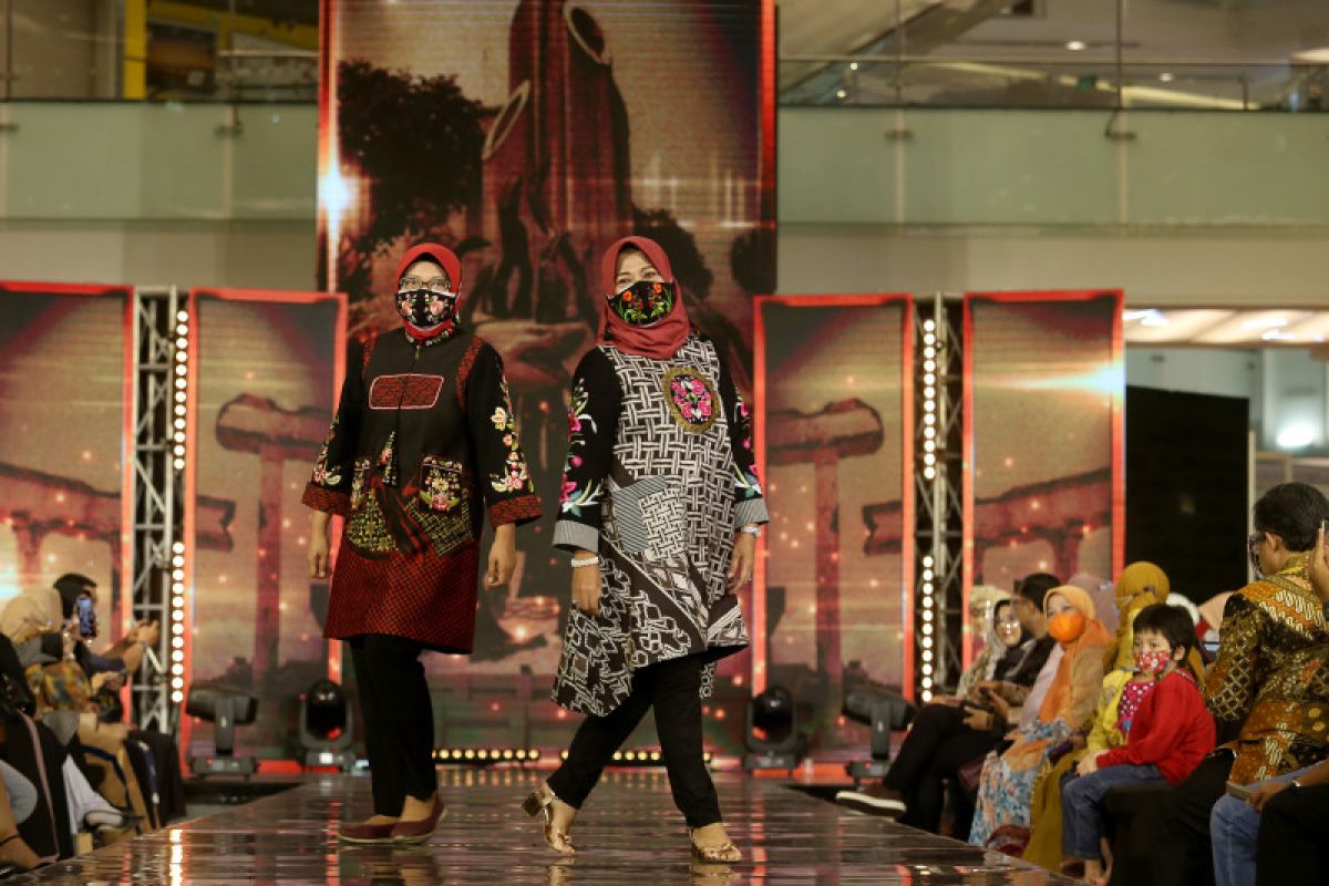 Nilai transaksi di kegiatan Surabaya Fashion Week 2021 hampir Rp600 juta