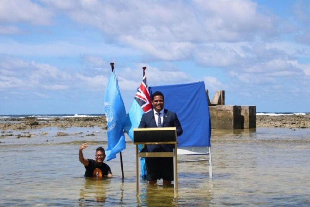Menlu Tuvalu pidato sambil berdiri di laut