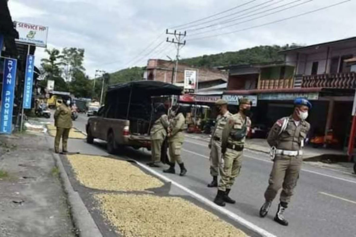 Satpol PP  tertibkan masyarakat yang menjemur kopi di pinggir jalan