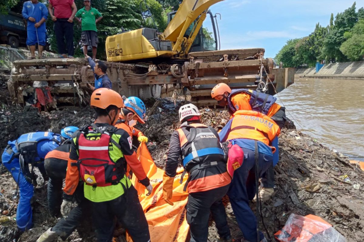 Pria tenggelam di Kali Ciliwung ditemukan sudah tak bernyawa