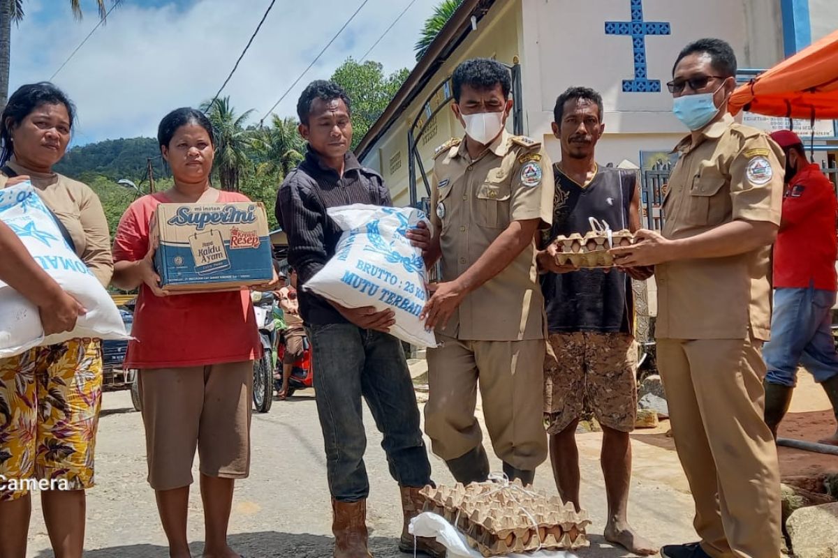 Bupati Tapteng berikan bantuan awal untuk korban longsor di Mela I