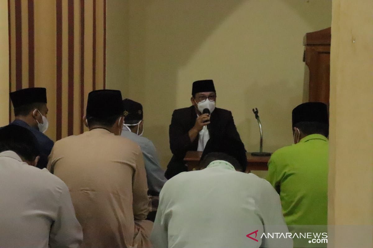 Serap aspirasi masyarakat, Wahdi Shalat Subuh berjamaah di Masjid Al-Hidayah Yosomulyo
