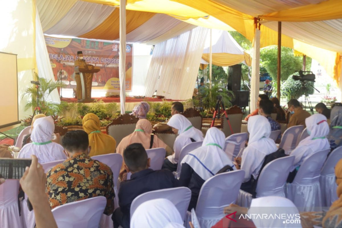 Siswa dan guru di Siak belajar bersama di Museum Balairung Sri