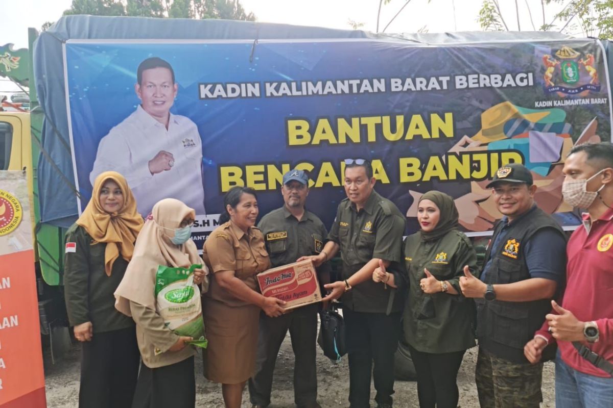 Kadin berikan bantuan dua ton beras bagi masyarakat terdampak banjir di Sintang