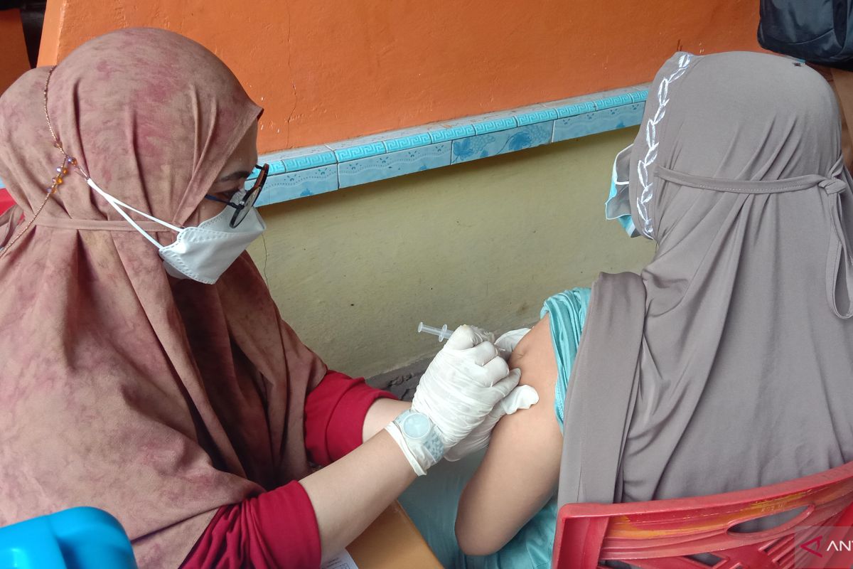 Puluhan warga pulau di Makassar tertunda vaksin karena hipertensi